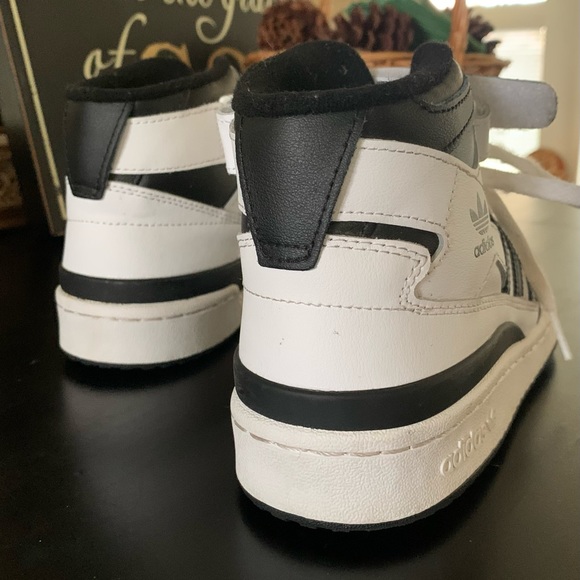 ADiDAS Shoes-Size 6.5 - Picture 3 of 4